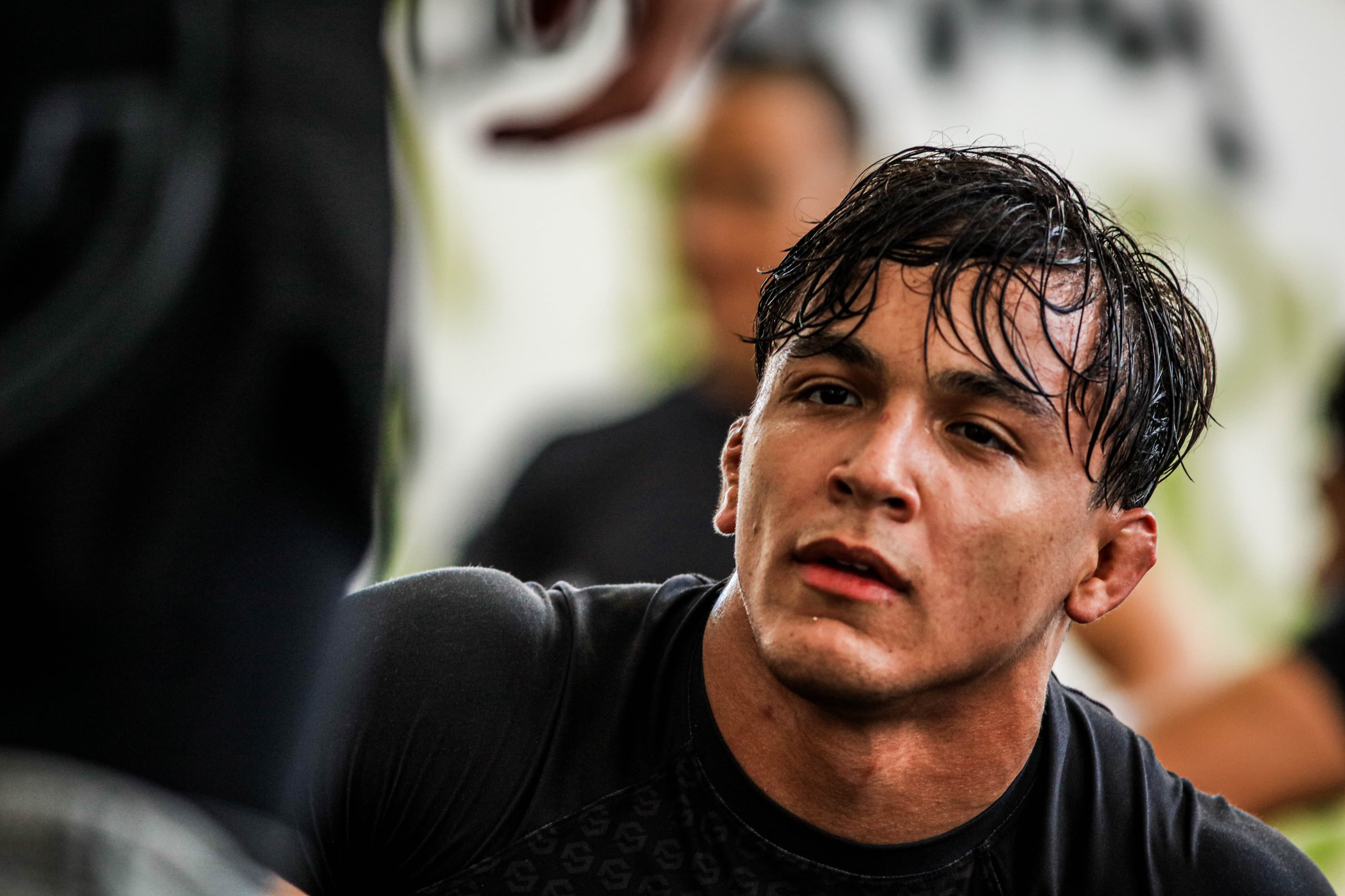 Isaque de rashguard durante o treino, com o rosto em destaque